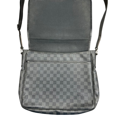 LOUIS VUITTON Damier Graphite Daniel MM Messenger Bag Black Silver Hardware LO2367
