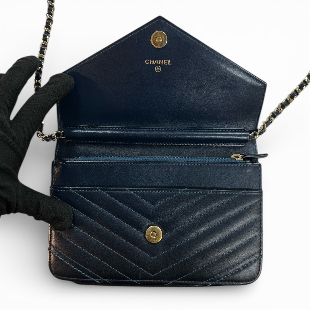 CHANEL Chevron V-Stitch Chain Shoulder Bag CH2052
